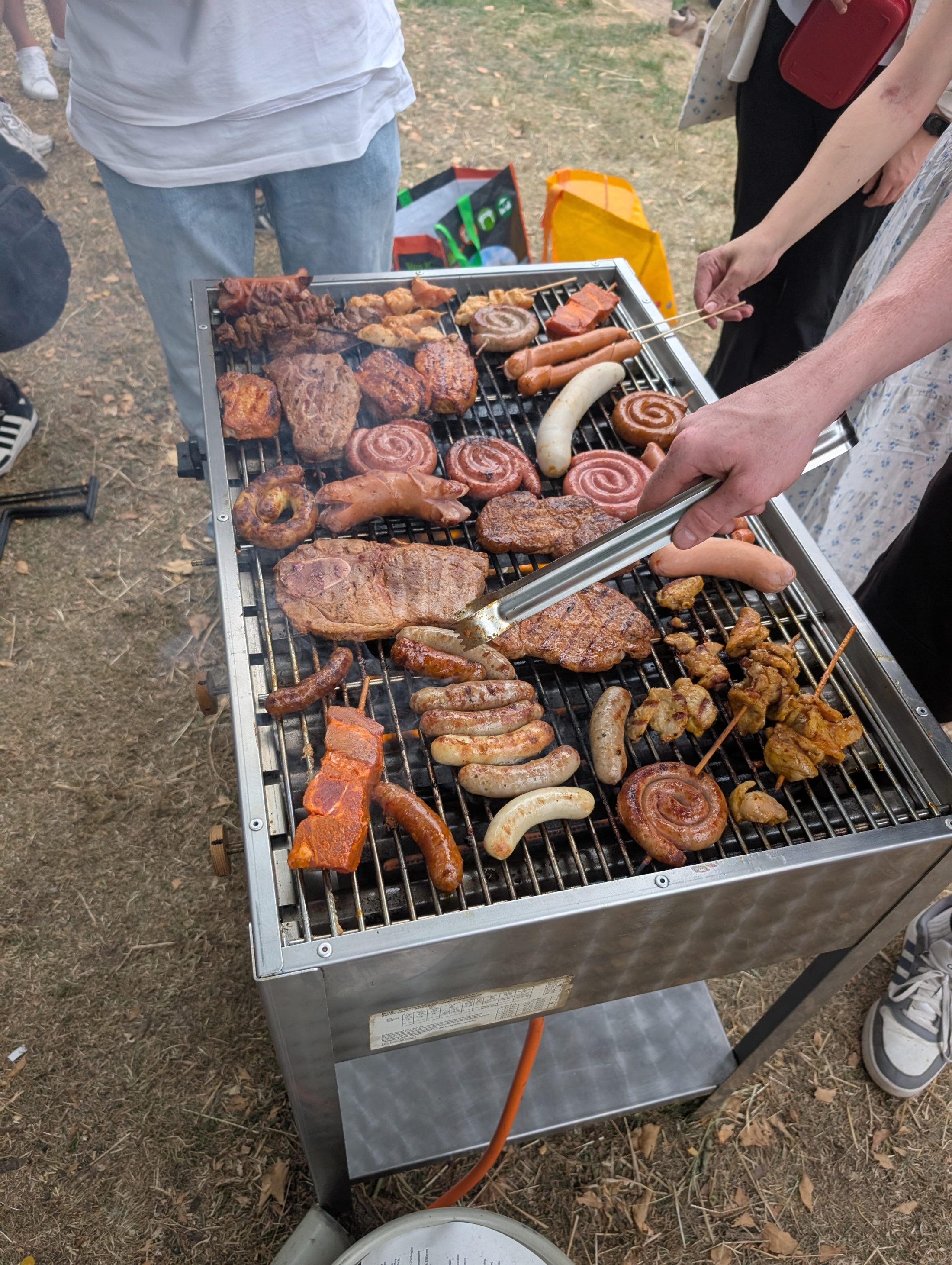 Gellertkirche Basel, «Grill & Chill»: Semesterabschluss trotz Regenwarnung