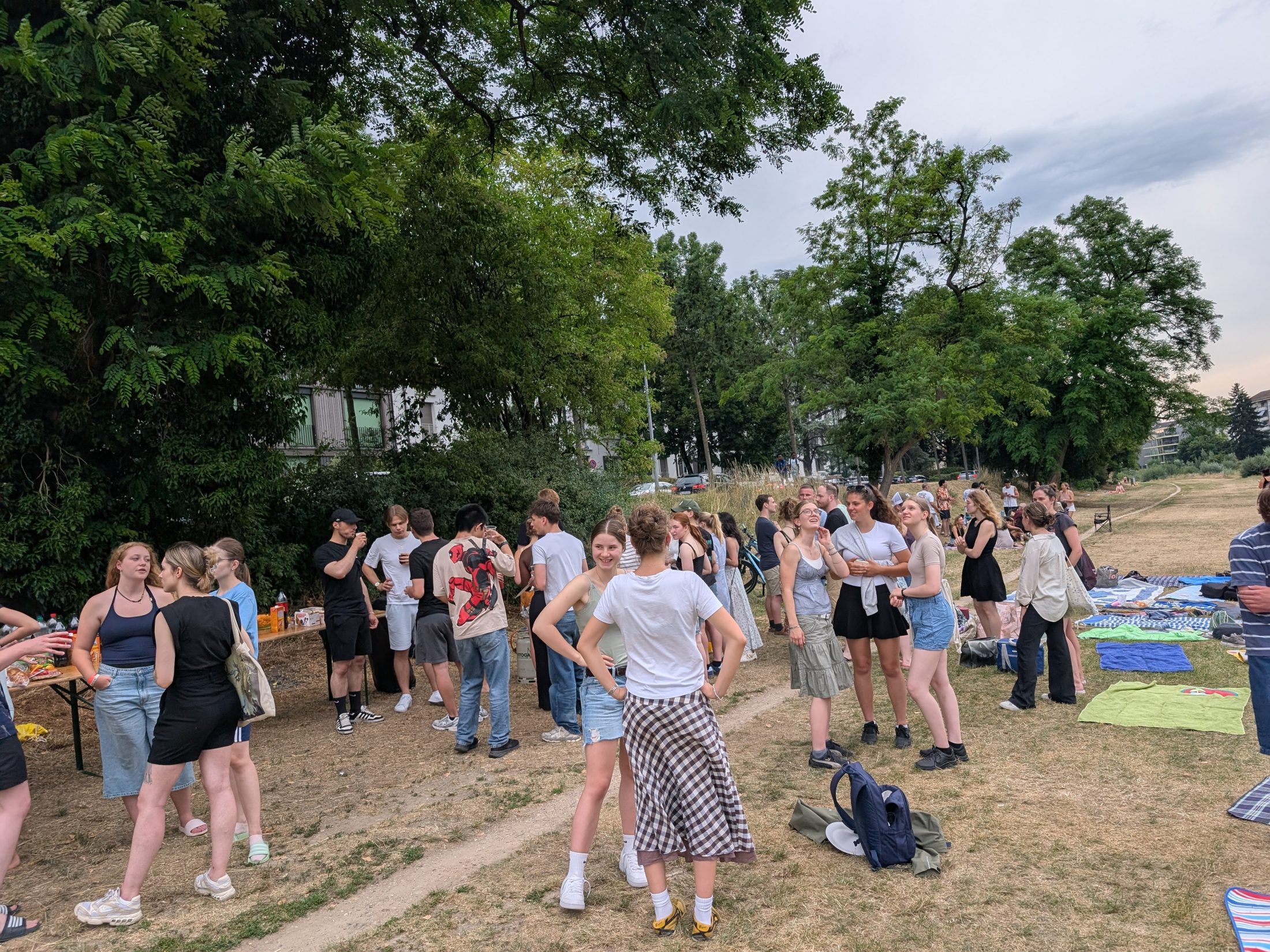 Gellertkirche Basel, «Grill & Chill»: Semesterabschluss trotz Regenwarnung