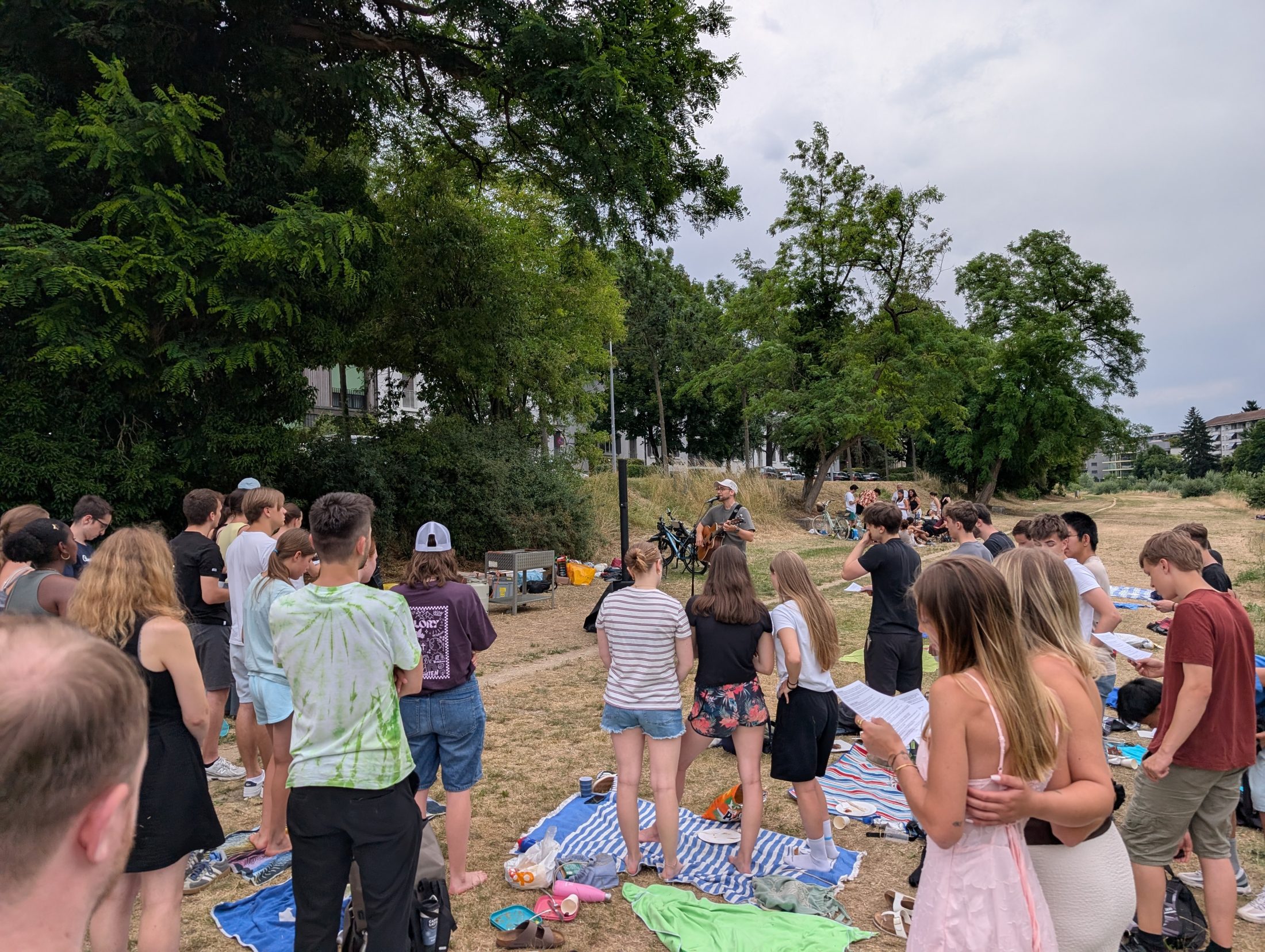 Gellertkirche Basel, «Grill & Chill»: Semesterabschluss trotz Regenwarnung