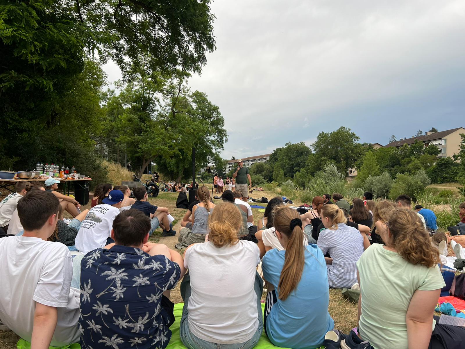 Gellertkirche Basel, «Grill & Chill»: Semesterabschluss trotz Regenwarnung